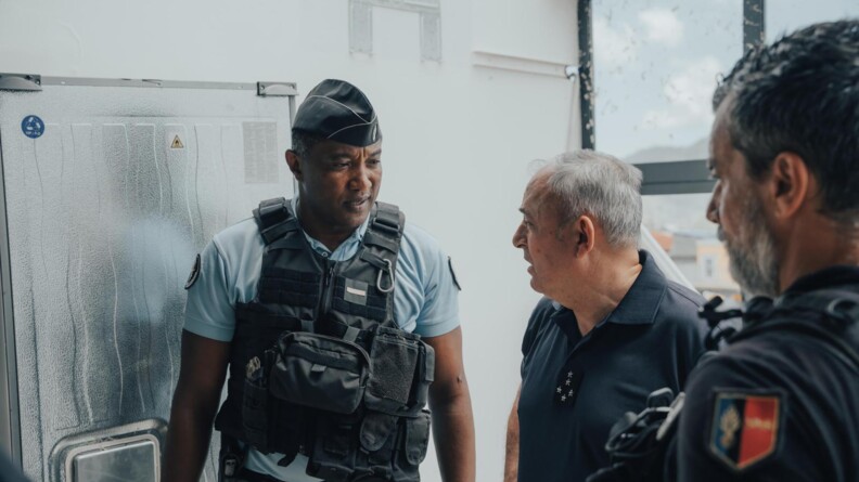 Le DGGN &eacute;change avec des gendarmes.