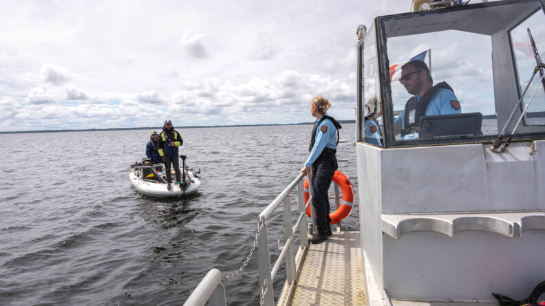 La plate de Biscarrosse se portant au contact des pêcheurs sur le lac.