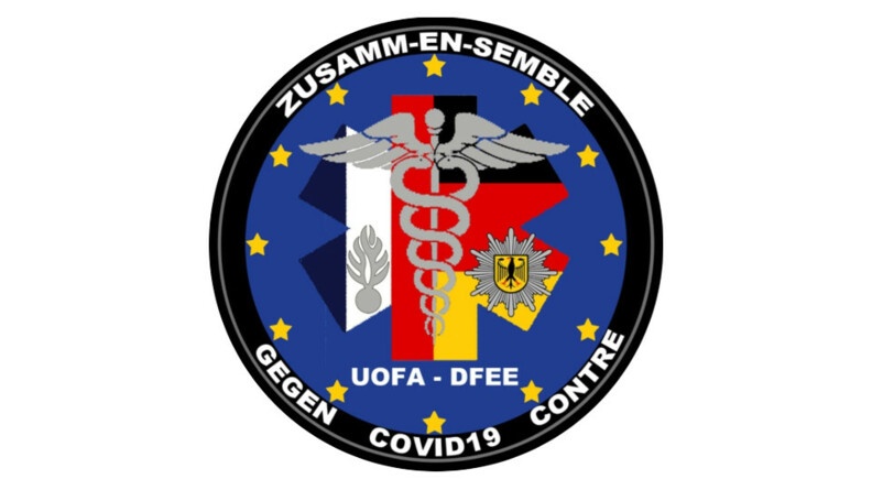 Agrandir l'image La grenade de la gendarmerie côtoie l’aigle sur fond d’étoile symbolisant la police fédérale allemande. Entre les deux emblèmes, le caducée médical.