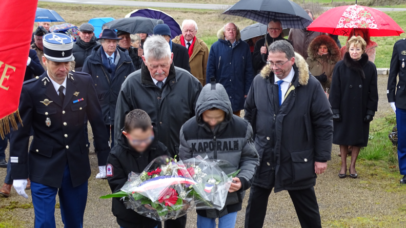 Une gerbe a été déposée au pied du monument de la Résistance par les deux petits-fils du président de la FNRG.