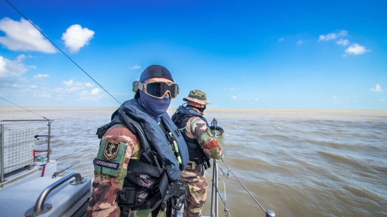 Gendarmes de l'équipe de contrôle sur le pont de La Charente avant mise à l'eau du T.O.