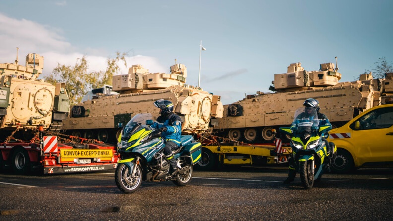 Deux motocyclistes de la gendarmerie devant le convoi.