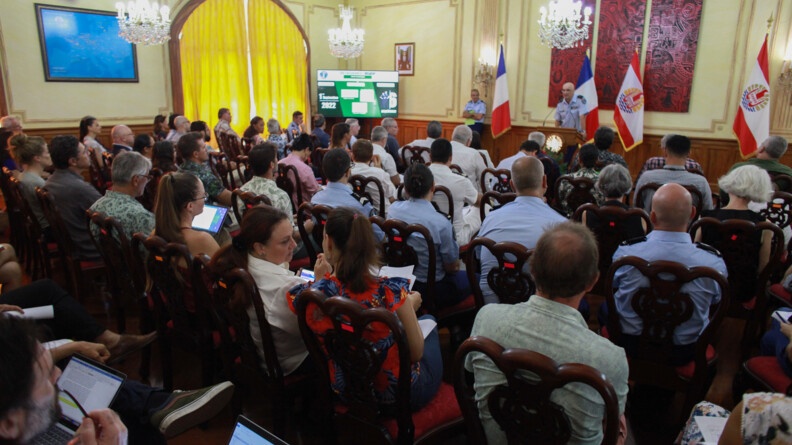 Lundi 20&nbsp;f&eacute;vrier, &agrave; la Pr&eacute;sidence de la Polyn&eacute;sie fran&ccedil;aise, un colloque a r&eacute;uni les services de l&rsquo;&Eacute;tat et du Pays en charge de la protection de l&rsquo;environnement, ainsi que les services judiciaires charg&eacute;s de la mise en &oelig;uvre de la r&eacute;ponse p&eacute;nale en cas de non-respect de la r&eacute;glementation.
