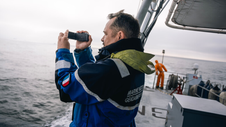 L'adjudant David utilisant le cam&eacute;scope.