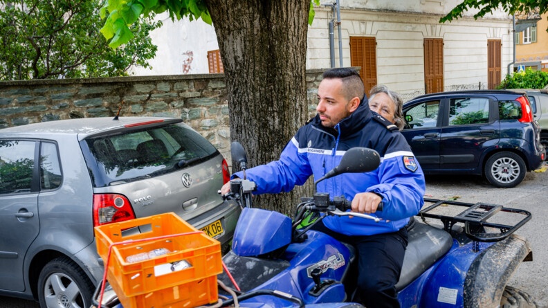 L'adjudant David, commandant de la brigade de proximité, transporte une habitante en quad.