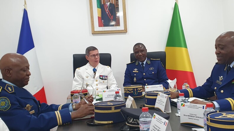 Agrandir l'image Le major général échange avec les gendarmes congolais