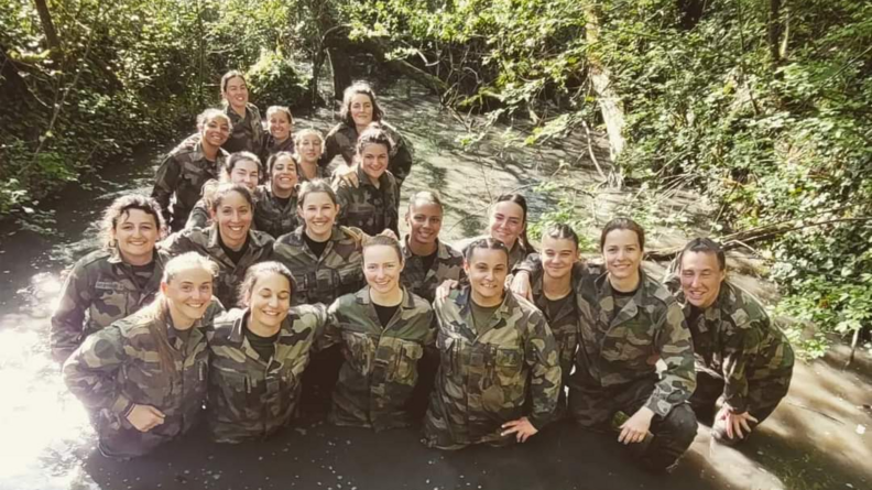 Agrandir l'image Les filles de l'équipe gendarmerie de rugby en treillis dans les marais.
