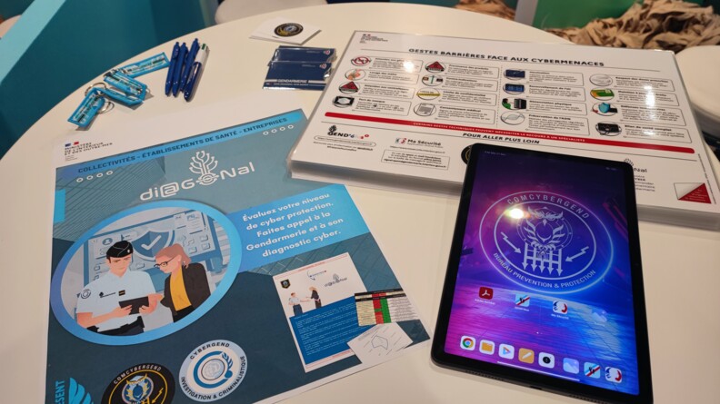 Tablette et documents de pr&eacute;sentation de l'action de la gendarmerie dans le domaine du cyber lors du dernier Salon des maires.
