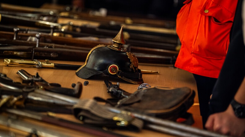 Agrandir l'image Illustration de l'actualité du 26 mars - Les élèves regardent diverses armes