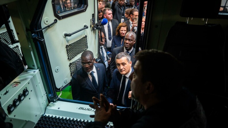 Agrandir l'image Le ministre de l'Intérieur et des Outre-mer, Gérald Darmanin, visite le véhicule Centaure de la gendarmerie nationale.
