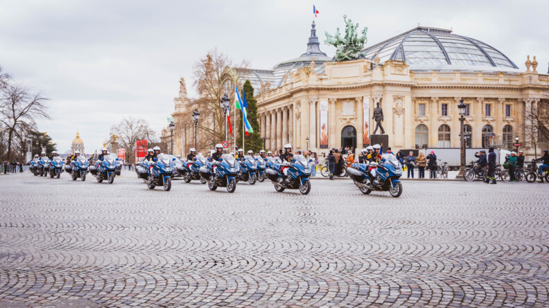 Au loin à gauche les invalides, passent devant le grand palais les motards de la Garde Républicaine