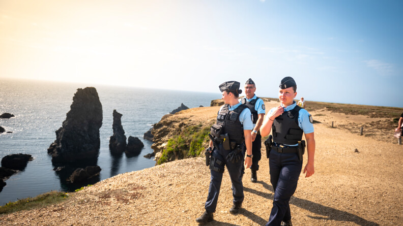 Patrouille pédestre de gendarmes à Belle Ile en Mer.