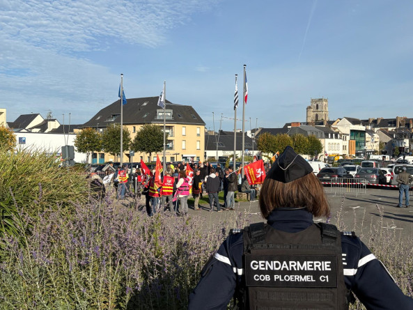 Les gendarmes de la brigade de Ploermel assurent le bon déroulé de la manifestation syndicale