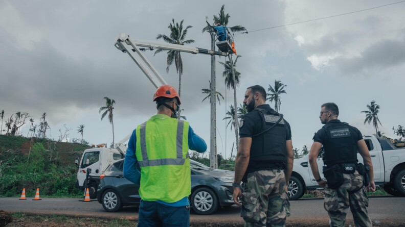 Des gendarmes sécurisent les interventions des agents d’Électricité de Mayotte à la suite du passage du cyclone Chido.