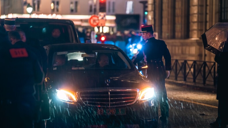 Un garde r&eacute;publicain ouvre la porte d'une autorit&eacute;