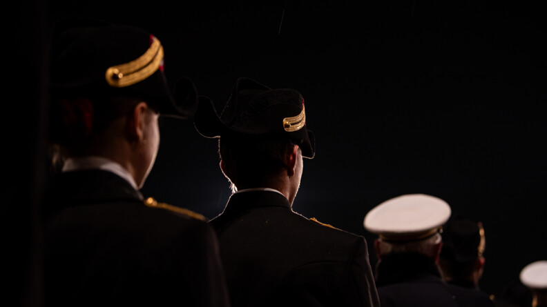 Polytechnicien de dos dans les rangs.