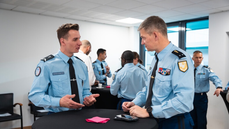 Le directeur de cabinet du DGGN en pleine conversation avec l'un des sportifs de la gendarmerie.