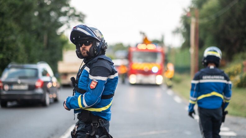 Un motard de la brigade motorisée de Deauville sur le bord de la route et un de ses camarades de dos