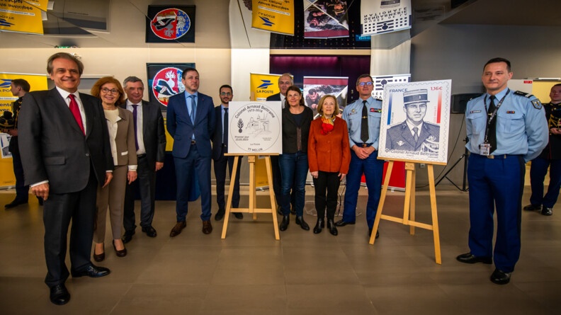 Plusieurs autorit&eacute;s civiles et militaires, dont le g&eacute;n&eacute;ral de division Laurent Bitouzet, commandant l&rsquo;EOGN, et Monsieur Fr&eacute;d&eacute;ric Bresson, directeur r&eacute;gional ex&eacute;cutif La Poste Grand Public et Num&eacute;rique &icirc;le-de-France, autour de deux panneaux illustrant respectivement le timbre &agrave; l'effigie du colonel Beltrame et le cachet premier jour.
