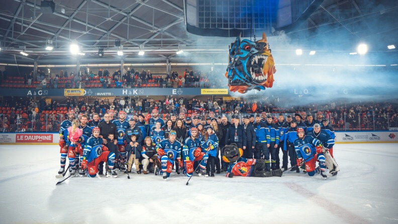 Le club de hockey de Grenoble au complet avec les gendarmes.