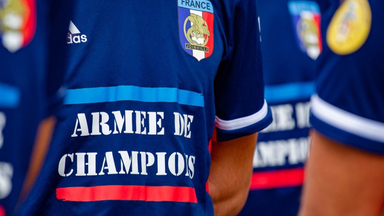 Agrandir l'image Vu de dos sur un t-shirt bleu siglé en blanc "Armée de champions"