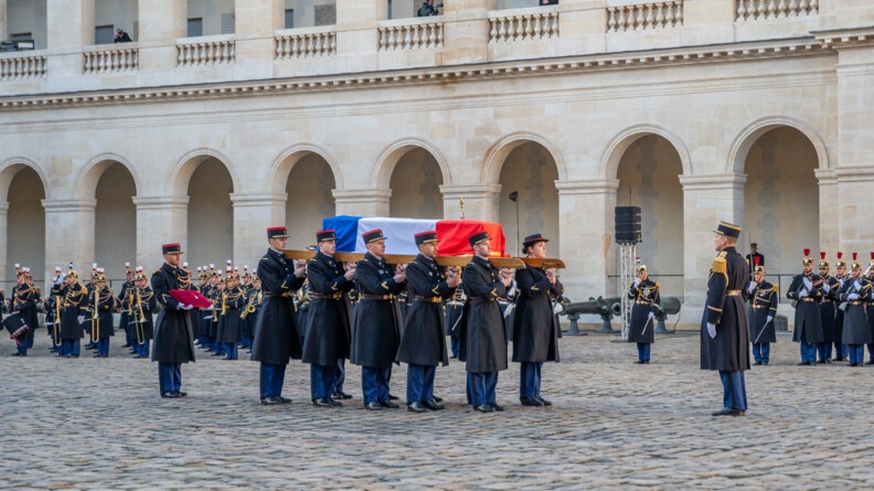 Les gardes républicains portent le cercueil de Jacques Delors
