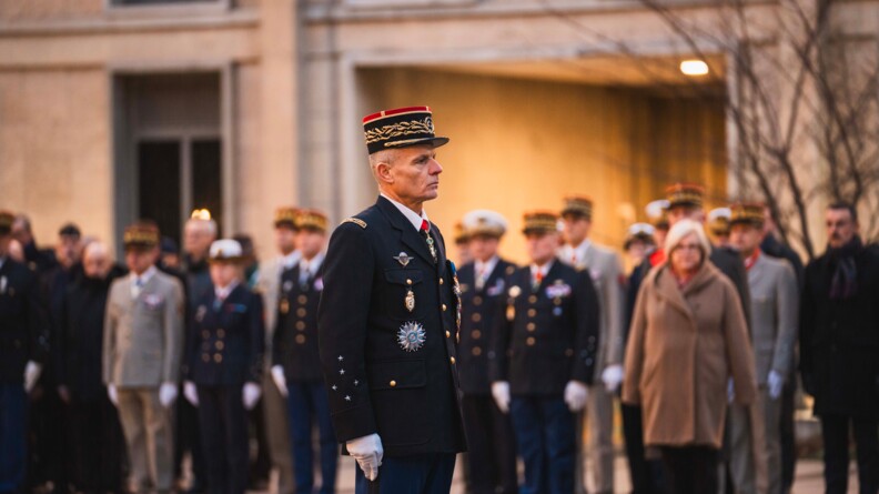 Le général d'armée Jockers au garde-à-vous.