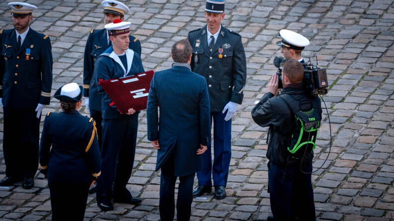 Photo de S&eacute;bastien Lecornu, ministre des Arm&eacute;es et des Anciens combattants, de dos, face &agrave; un gendarme qu'il s'appr&ecirc;te &agrave; d&eacute;corer