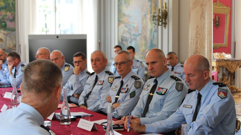 Agrandir l'image Plusieurs autorités militaires dont le directeur général de la gendarmerie autour d'une table