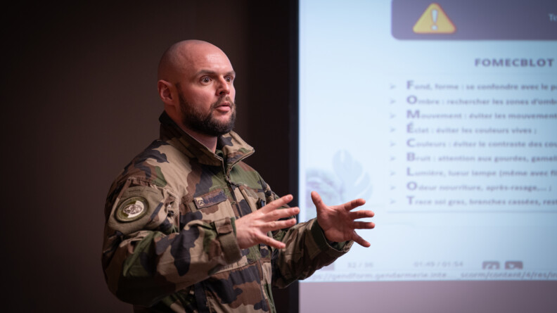 L'adjudant Benoît en charge de l'instruction sur le combat.
