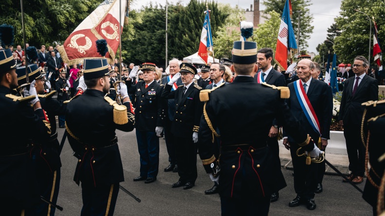 Les autorit&eacute;s saluant le drapeau de la Gendarmerie nationale