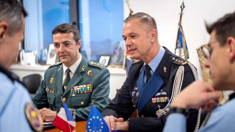 Le commander de la FGE &agrave; c&ocirc;t&eacute; d'un colonel espagnol &eacute;changent avec le major g&eacute;n&eacute;ral en amorce de la photo.