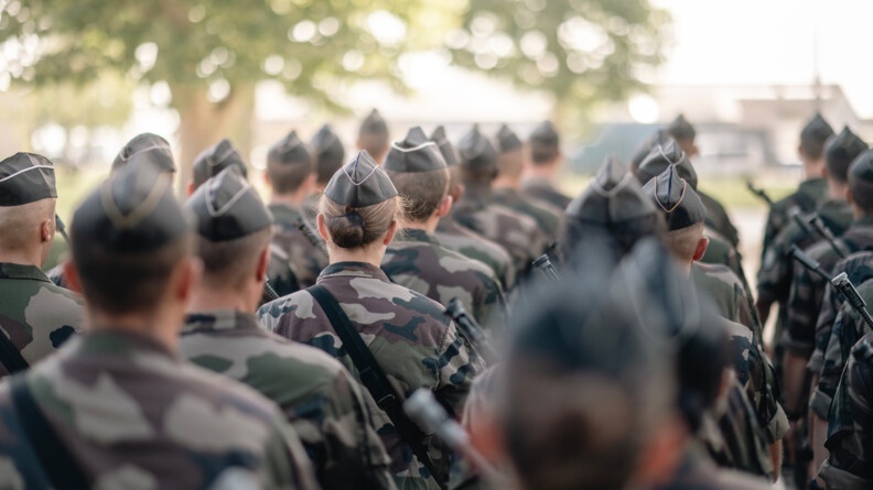 Agrandir l'image Militaires de dos marchant en ordre serré.