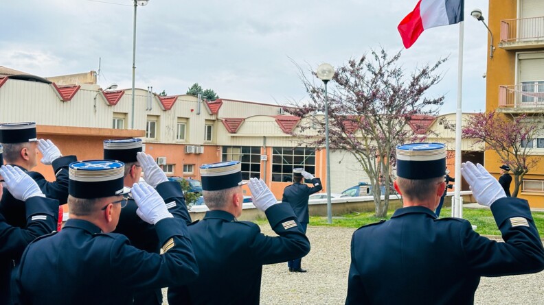 Cérémonies d'hommage au colonel Arnaud Beltrame : lever des couleurs à la caserne de Carcassonne.