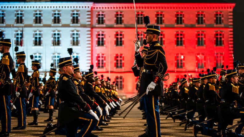 Officiers-élèves s'apprêtant à adouber leurs filleuls.