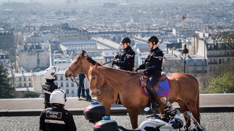 Cavaliers de la Garde Républicaine veillant au respect du confinement.