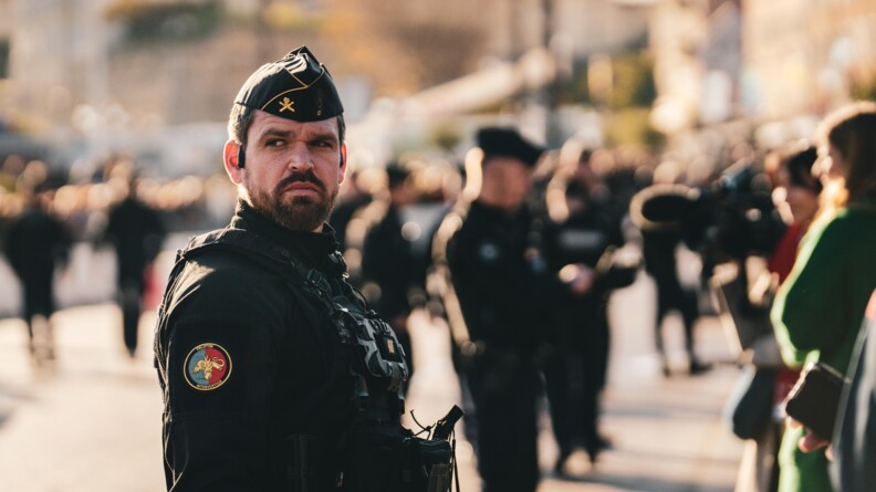 Gendarme mobile sécurisant une avenue empruntée par le pape.
