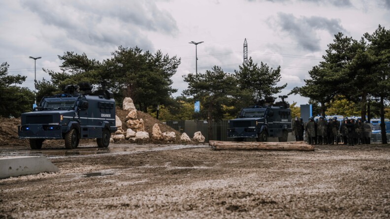 Deux Centaures arrivent sur le terrain. à leur droite, un peloton de gendarmerie mobile en tenue de maintien de l'ordre