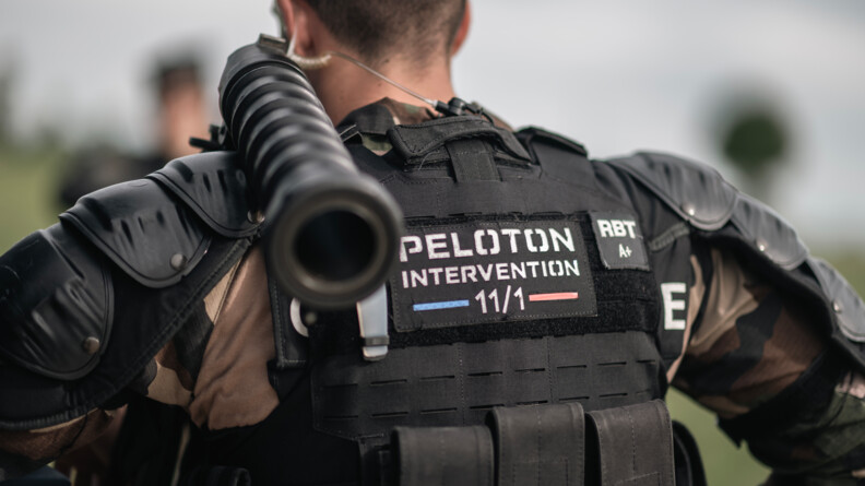 Agrandir l'image Un gendarme mobile du peloton d'intervention 11/1 de dos