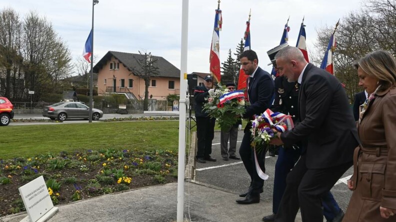 Autorités civiles et militaires déposant une gerbe.