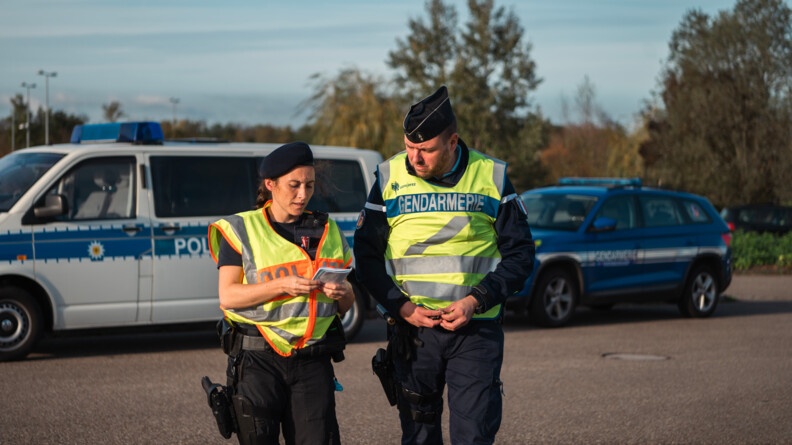 Polici&egrave;re allemande et gendarme frn&ccedil;ais lors d'une op&eacute;ration de contr&ocirc;le routier.