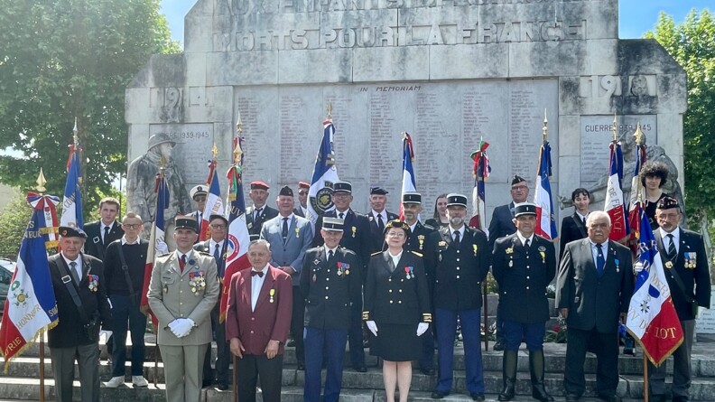 Les autorités militaires posent aux côtés des portes drapeaux devant le monument aux morts de Cahors.