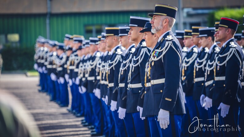 Agrandir l'image Vue de côté de la promotion d'élèves-gendarmes rassemblés au garde-à-vous
