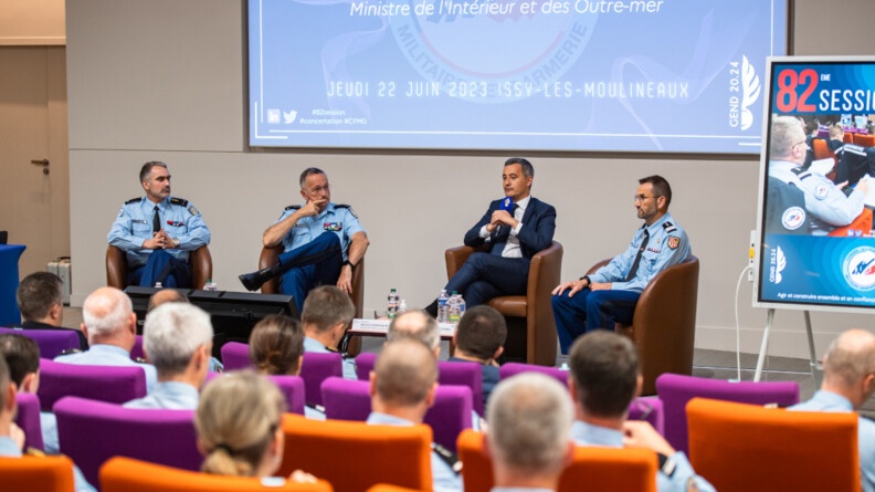 Agrandir l'image Le ministre de l'Intérieur Gérald Darmanin échange avec les gendarmes. A ses côtés le général Christian Rodriguez, directeur général de la gendarmerie nationale, et deux autres officiers.