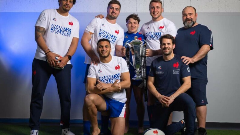 Agrandir l'image Jean-Luc, à droite, avec les autres Gersois du XV de France, dont le capitaine Antoine Dupont, au centre avec le trophée du Tournoi des Six Nations.