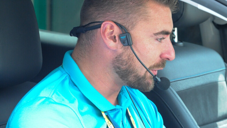 Agrandir l'image Un gendarme de la caravane publicitaire du Tour de France féminin; de profil en buste; avec un casque micro et écouteur