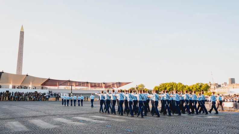 Les gendarmes répètent leurs gammes avant le défilé du 14 juillet, place de la Concorde à Paris