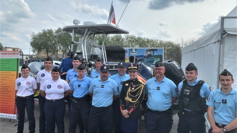photo de groupe sur le stand de la gendarmerie avec tous les gendarmes qui arme le stand.