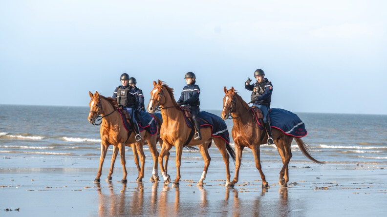 Cavaliers de la Garde républicaine patrouillant sur l'estran.
