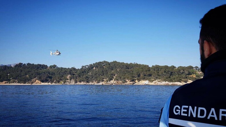 Opération coordonnée entre les moyens aériens de la douane et les moyens nautiques de la gendarmerie maritime afin de faire respecter les mesures de confinement sur le littoral méditerranéen.